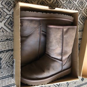 Selling UGG SHORT LEATHER BOOTS - BROWN.